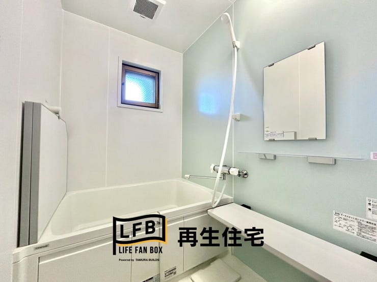 小窓があり換気に困りません!水色のアクセントパネルが明るい空間を演出します♪