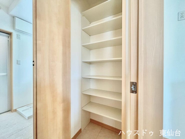 洗面所にあるこちらの収納はタオルや洗剤のストックにも便利な収納ですね!