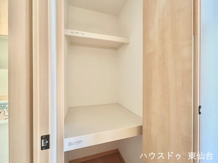 ちょっとした物をさっとしまえる、気の利いた収納スペース