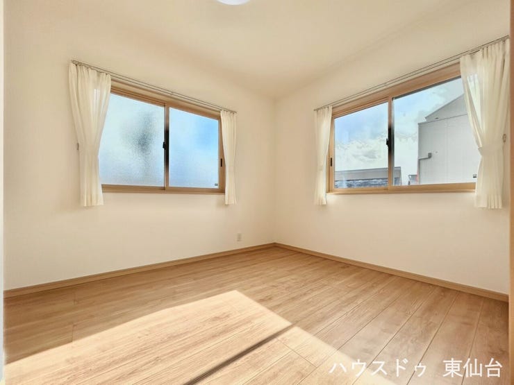 2面採光で日差したっぷりの洋室、書斎や子供部屋にピッタリです。