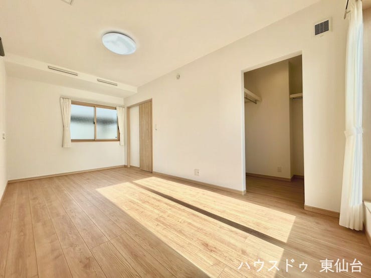 たっぷり収納できる広さと、使いやすい棚配置。毎日の身支度が快適になる、機能美あふれるWICつきです!