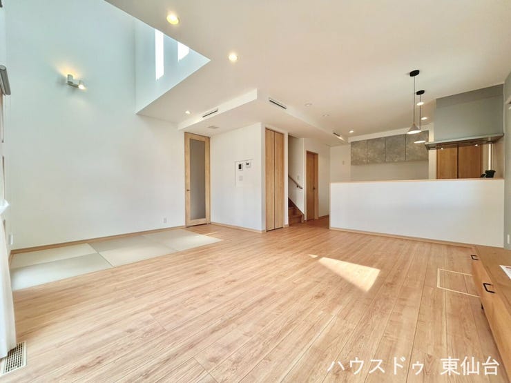 リビング脇には畳スペースお子様の遊び場やお昼寝スペースにもピッタリ!