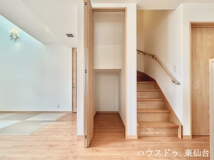 階段脇のデッドスペースを有効活用。日用品のストックにも便利な収納付き。