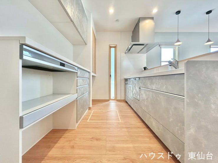 キッチン収納には欠かせないカップボードつき♪