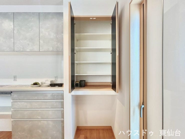 さらにこちらにはパントリーとしても使えそうな収納がついております!
