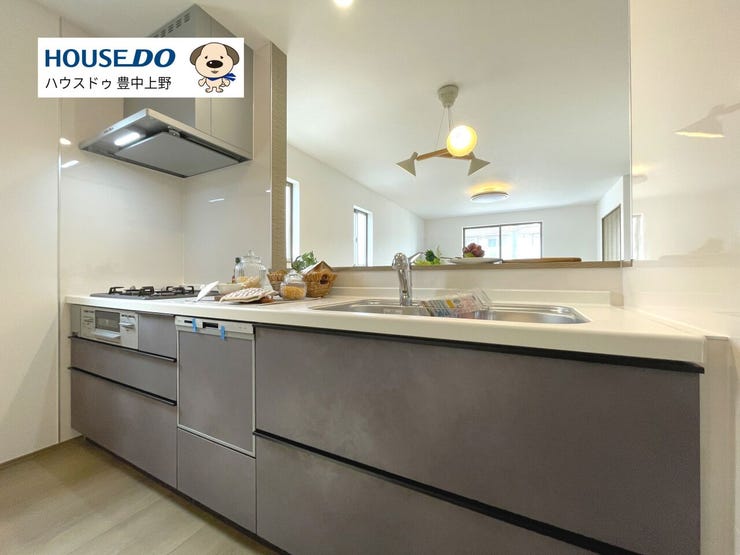 食洗機付きのシステムキッチン♪人気の対面式のため、お子様を見守りながら快適に調理が可能です!