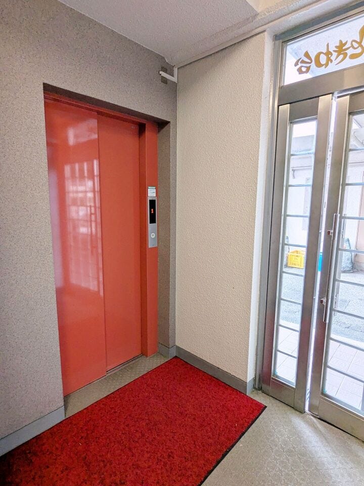 エレベーター付きで、重い荷物や日々の移動もスムーズ。共用部はシンプルで、管理状態も確認しやすい空間です。