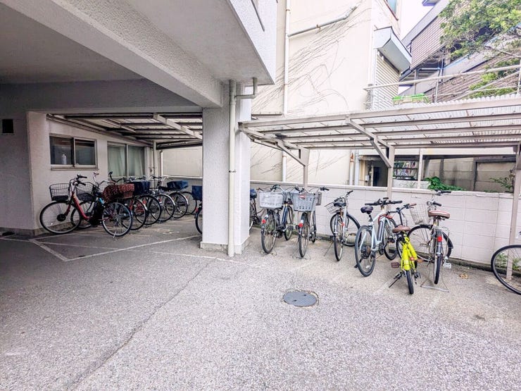 屋根付きの駐輪スペースを確保。通勤・通学や近隣への移動に自転車を利用される方にも便利な共用設備です
