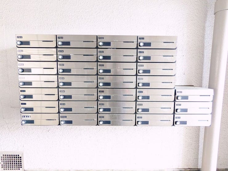 各戸分の郵便受けが整然と並び、共用部としての管理状況がうかがえます。日常的な郵便物の受け取りも安心です。