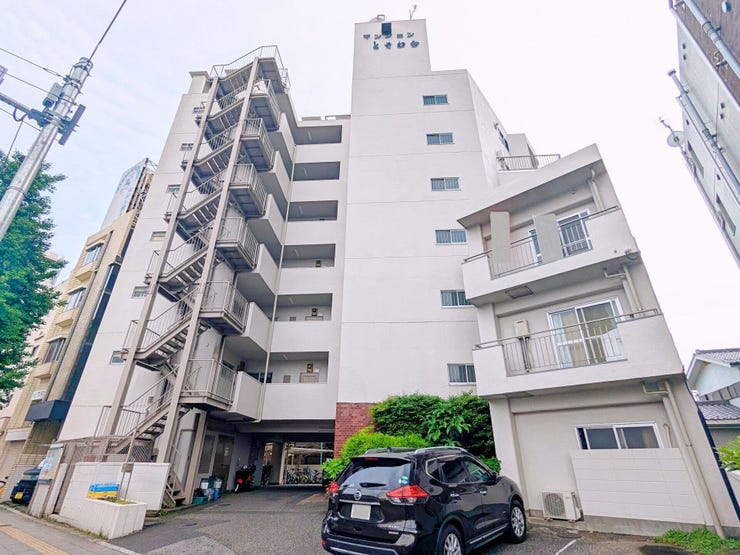 【外観】
落ち着いた色合いの外観で、周辺の街並みに自然と馴染むマンション。前面道路は川越街道の歩道で、安心して出入りができる環境です。