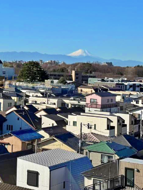 遠くに富士山を望むことができる、贅沢な借景です。周辺は閑静な住宅街が広がり、高い建物が少ないため、広い空を独り占めできる開放感があります。