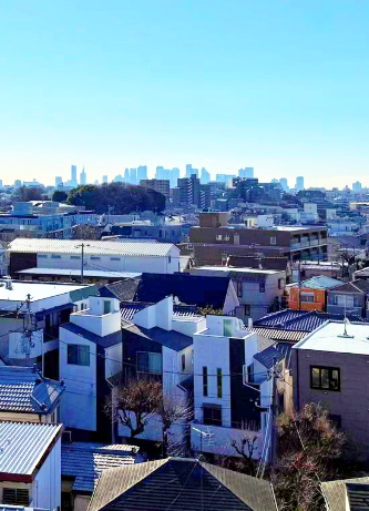 最上階住戸の特権とも言える、都心のビル群を望むパノラマビューです。夜には美しい夜景も期待でき、この場所でしか味わえない贅沢なひとときを楽しめます。