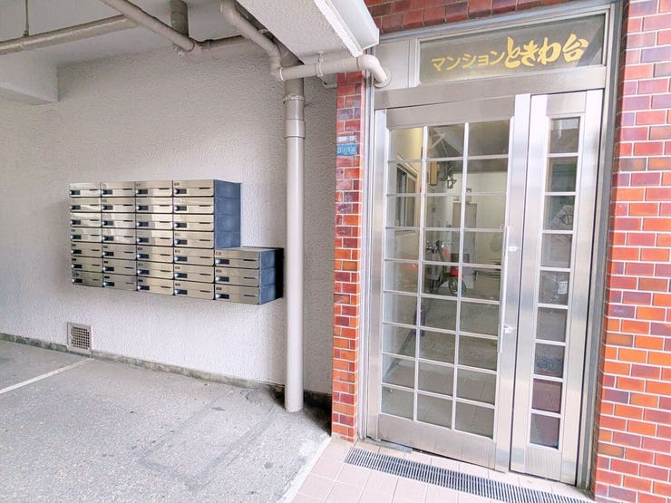 レトロな雰囲気を残したエントランス。ガラス扉で外から中の様子が確認でき、来訪者を迎えやすい造りとなっています。