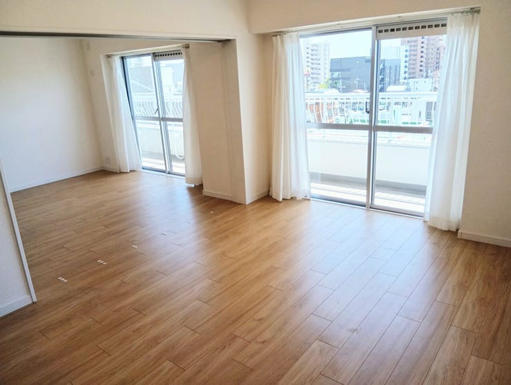 【洋室】
◆洋室とLDKの間の引き戸を全開にするとLDKと一体的な空間としてお使いいただけます。