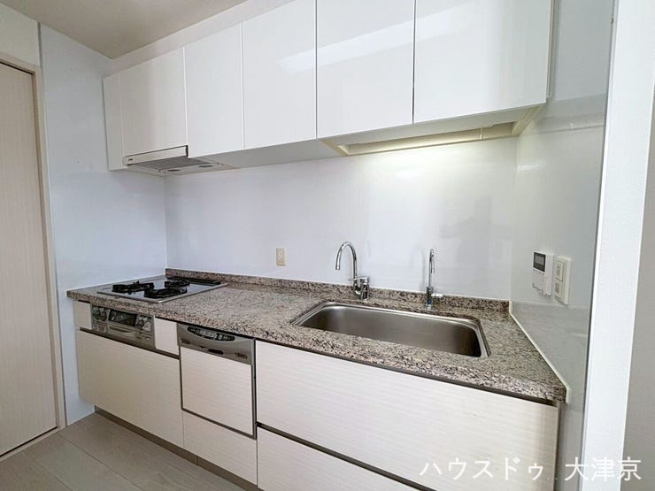 御影石調のワークトップに3口コンロ、食洗器も備わった高級感のある仕様です。