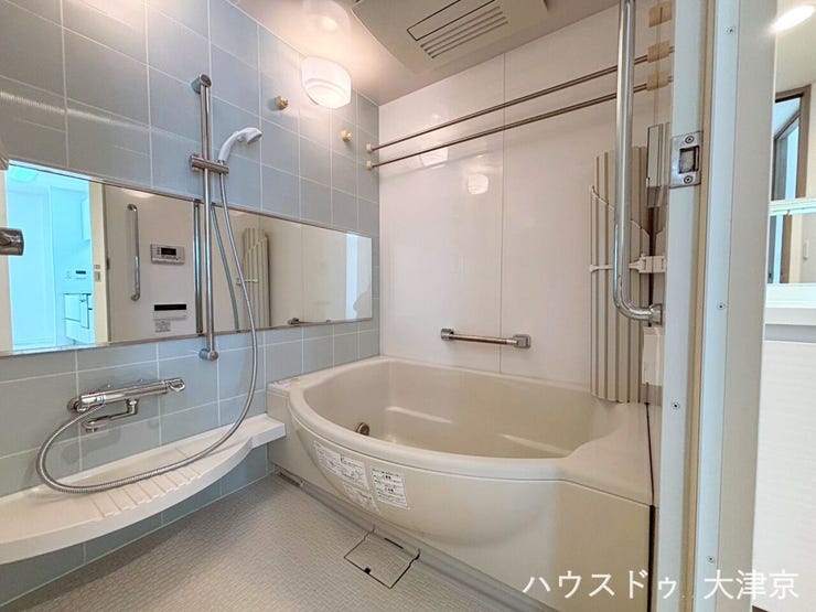 曲線を描くゆったりとした浴槽が、一日の疲れを優しく解きほぐします 。