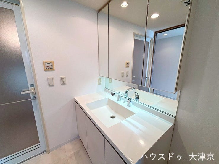 鏡の裏に収納を備えた大型の三面鏡で、洗面まわりをすっきりと保てます。