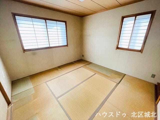 2面採光で明るい7.5帖の洋室。バルコニーに面し、開放感のある使いやすい居室です。