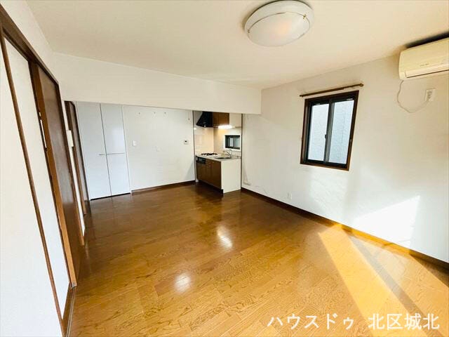 キッチンと7.5帖洋室をつなげた広々空間。LDK感覚で使える、開放的なレイアウトです。