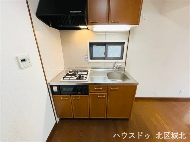 コンパクトながら使いやすいミニキッチン。2口コンロ付きで日常の調理に便利です。