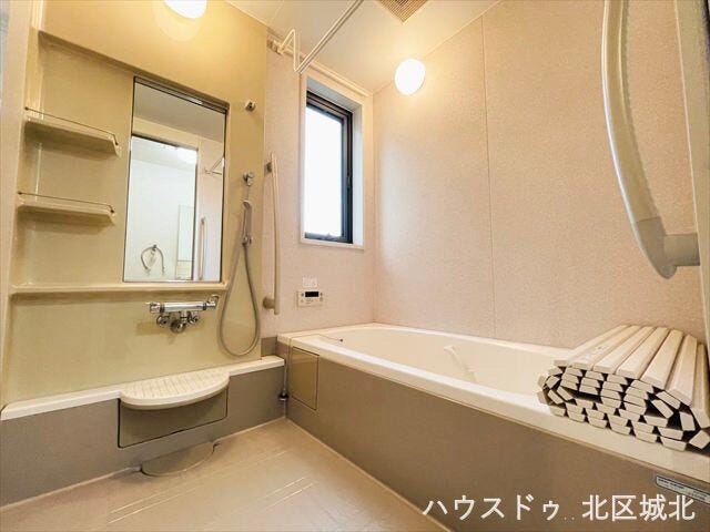 1階浴室。窓付きで換気良好、明るく清潔感のあるバスルームです。ゆったり入浴できます。