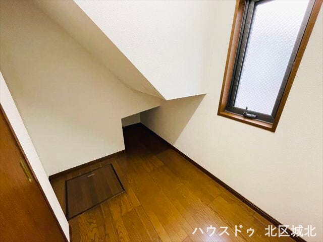 階段下を活用した納戸スペース。季節物や日用品のストックなどをすっきり収納できます。
