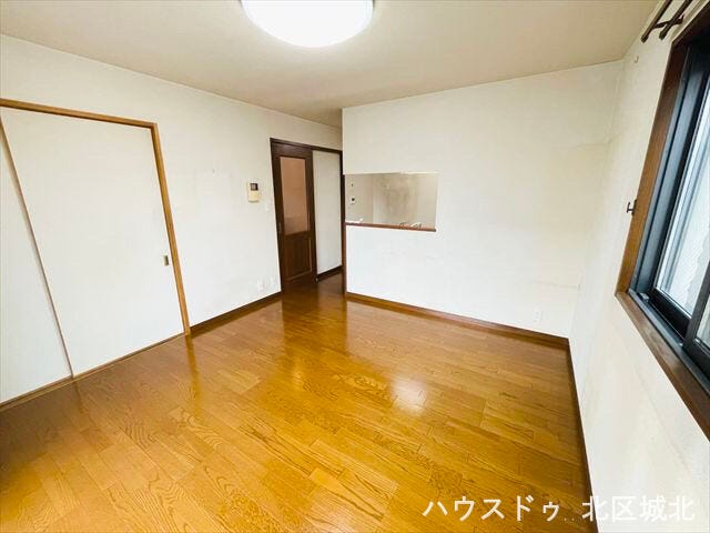 約12.9帖のリビング。キッチンカウンター付きで配膳もスムーズ、家具配置しやすい整形空間です。