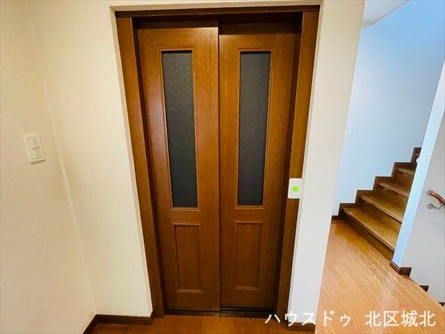 ホームエレベーター完備で上下階の移動もラクラク。将来も安心のバリアフリー動線。