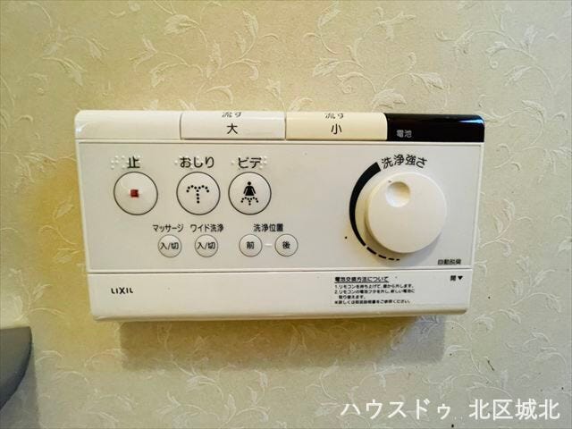 温水洗浄便座付きで、毎日を快適にサポートする清潔仕様のトイレです。