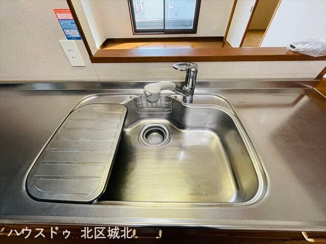 広めのシンクで洗い物もスムーズ。作業スペースも確保された使いやすいキッチン仕様です。
