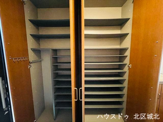 大容量シューズボックス付き。可動棚でブーツや小物もすっきり整理できます。