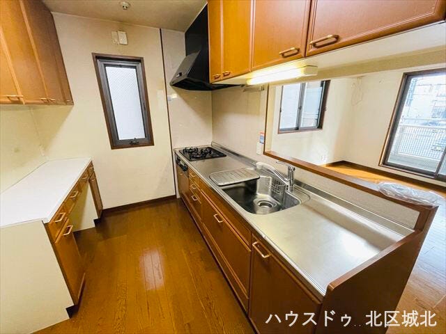 収納豊富な独立型キッチン。作業スペースも広く、窓付きで換気もしやすい設計です。