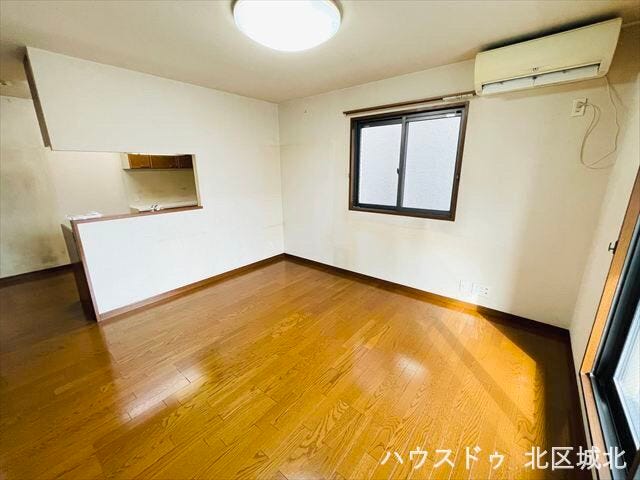 約12.9帖のリビング。対面カウンター付きで開放感があり、家族の様子を感じながら過ごせます。