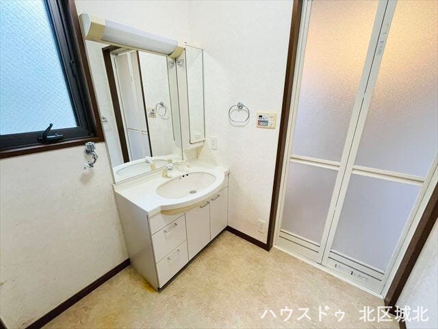 2階洗面所。窓付きで換気もしやすく、朝の身支度も快適にできる独立洗面スペース。