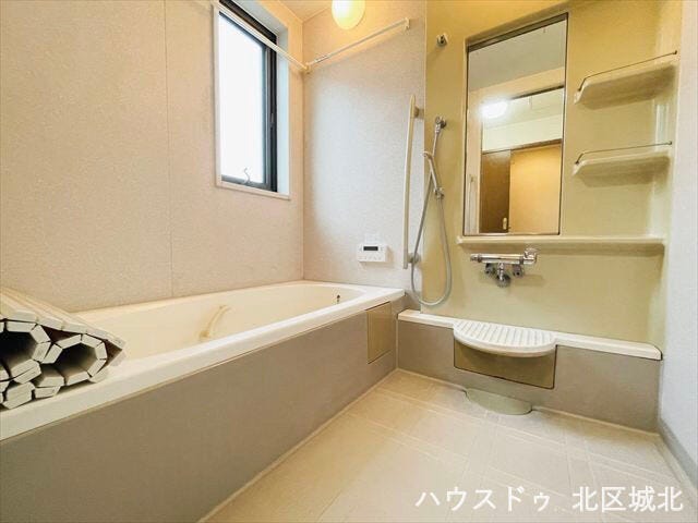 窓付きで明るく換気しやすい2階浴室。ゆったり浸かれる浴槽で毎日のバスタイムも快適です。