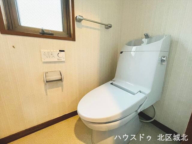 窓付きで明るく換気しやすいトイレ。温水洗浄便座付きで毎日快適にご利用いただけます