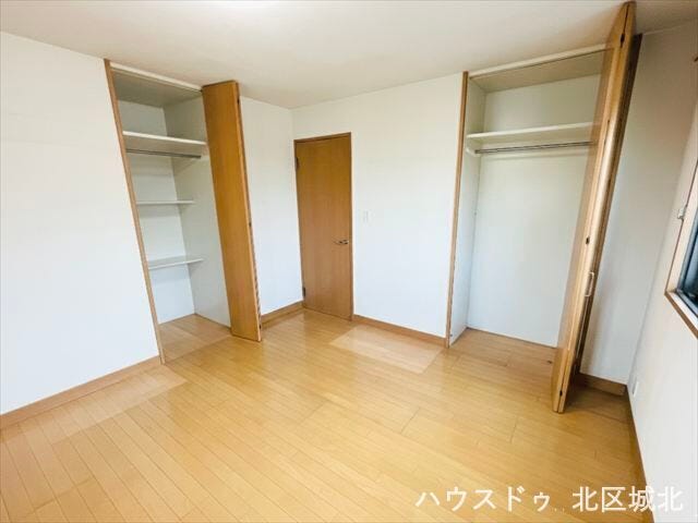 7.3帖のゆとりある洋室。クローゼット2か所付きで収納力も確保された使いやすいお部屋です。