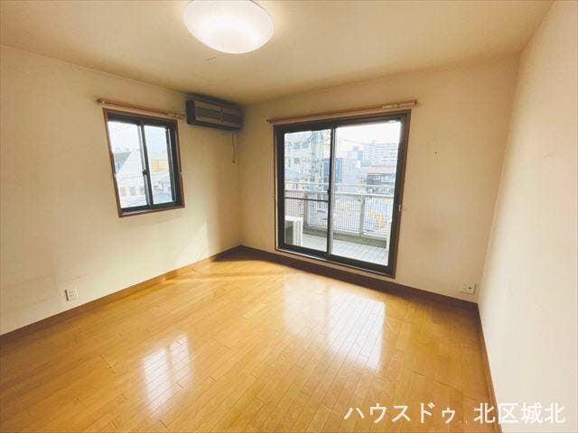 2面採光で明るい7.5帖の洋室。バルコニーに面し、開放感のある使いやすい居室です。