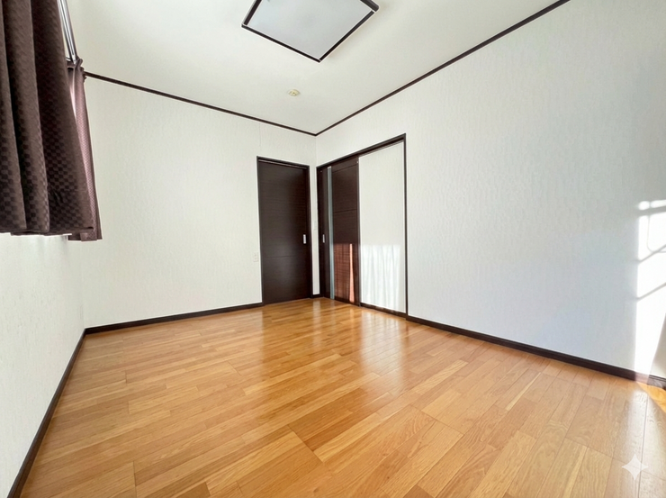 洋室横にはウォークインクローゼットあり!収納豊富で嬉しいですね♪