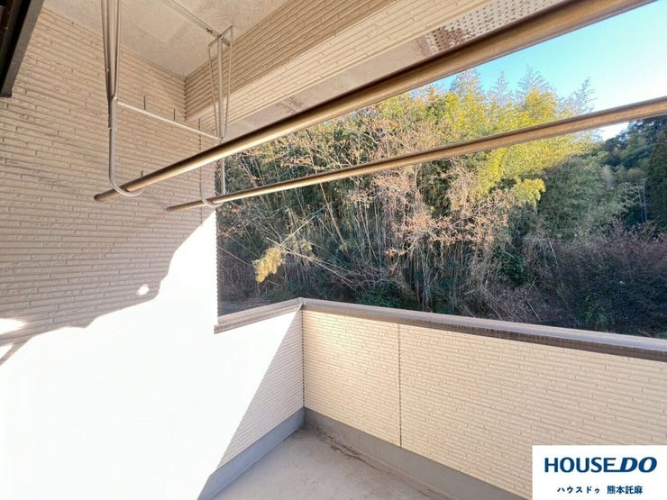 バルコニーは吊り下げ物干し場あり!空間を有効的に使えます