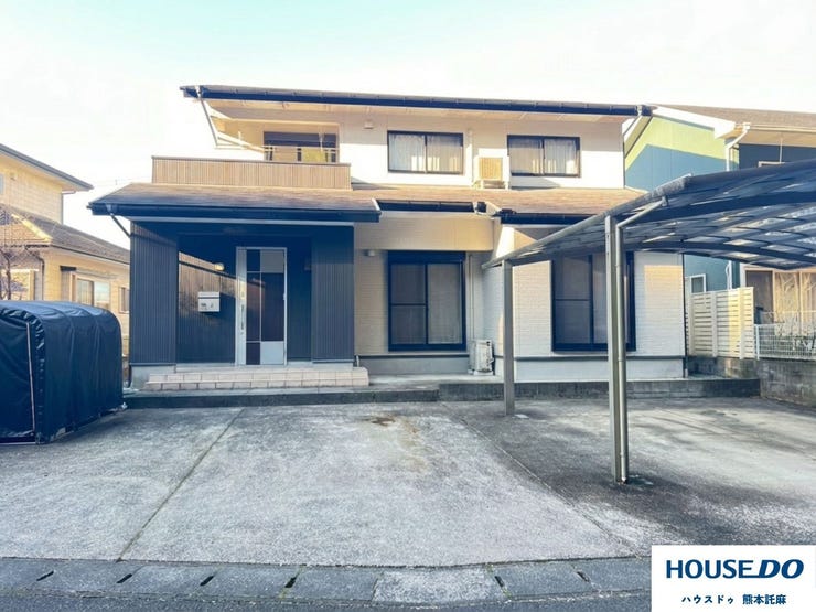 【外観】
白と黒のツートンカラーがおしゃれな外観のお家です!並列駐車4台可♪※車種によります