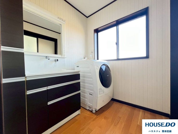 洗面脱衣室が2階にございます!収納豊富で嬉しいですね♪