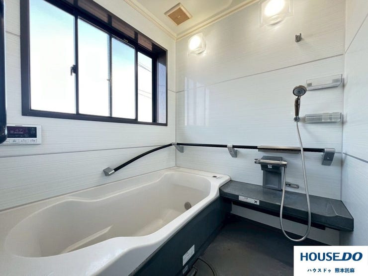 脚をしっかり伸ばせる浴槽で一日の疲れを癒せます♪