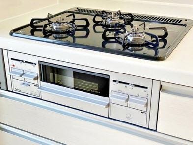 01.過熱防止センサー付ガスレンジ
から炊きにより一定の温度に達すると自動で火を止めてくれる安心機能、過熱防止センサー付3口タイプ。※イメージ写真