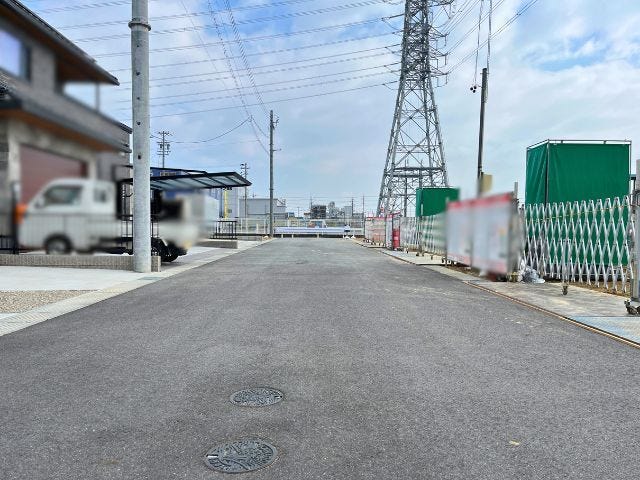 幅員約6mの前面道路です。車がすれ違うのに十分な道幅です。車が2台と通行人も通れる幅となっています。