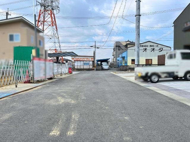 幅員約6mの前面道路です。道路幅にゆとりがあるので、大きめの車を乗りたい方にもオススメです。