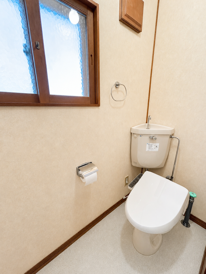 ■換気も容易な窓付きの1階トイレです!