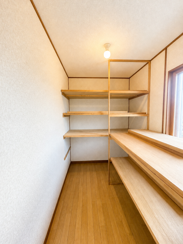 ■収納力のある納戸です!
■備蓄品や、キャンプ道具など何でもしまえます!