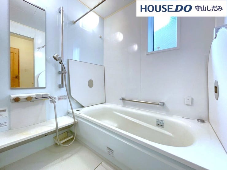 【浴室】自然の光と風を感じる、心地よい浴室空間。浴室に窓を設けることで、朝日や夕日が差し込む爽やかな空間が広がります。湿気やカビの防止にも効果的で、換気がスムーズに行えます。