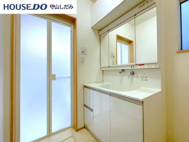 【洗面台/洗面所】白を基調とした清潔感のある洗面脱衣所です。鏡の後ろが収納スペースになっており、たっぷり収納できます。コスメが大好きな奥様も、女子力の高いご主人もきっとご満足いただける収納力です♪